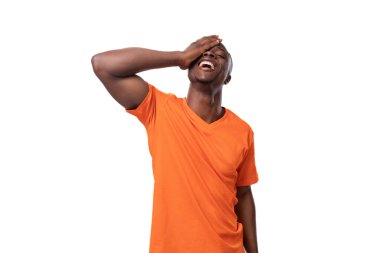 Kısa saçlı, turuncu tişörtlü genç bir Amerikalı 'nın kafası karışık ve şüpheli..