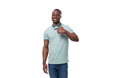 Nane tişörtü giymiş genç, zeki Amerikalı adam kendinden emin hissediyor..