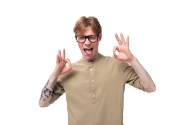 Kahverengi gömlekli, kızıl saçlı, beyaz bir genç..