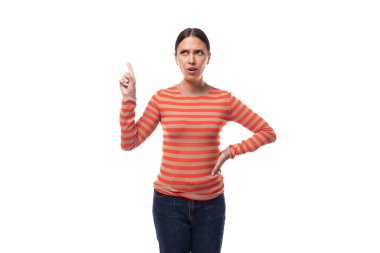 Dar turuncu kazak giymiş güzel esmer kadın dikkat çekiyor..