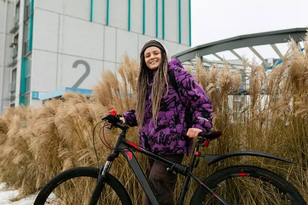 健康的生活方式概念 年轻女人租了一辆自行车 — 图库照片