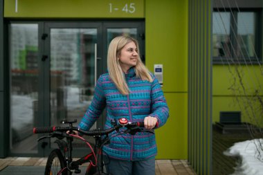 Hoş bir genç bayan kışın bisiklet sürmeye gidiyor..