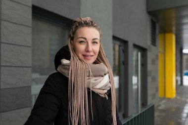 Sarışın, güzel bir kadın kışları sokakta sıcacık yürüyor..