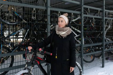 Atletik aktif genç kadın gideceği yere daha çabuk varmak için bir bisiklet kiraladı..