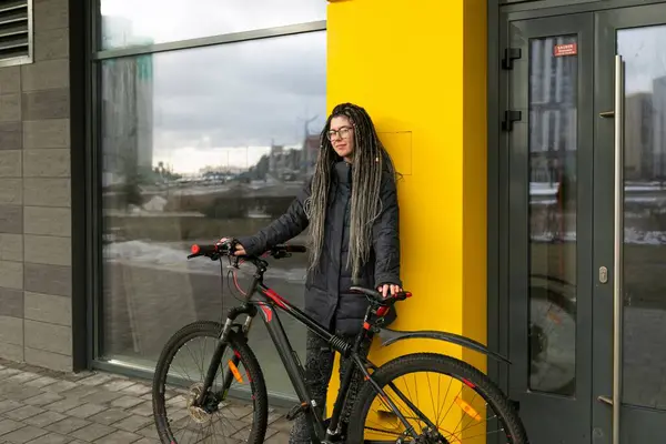 Концепция Проката Велосипедов Молодая Европейская Женщина Дредами Активно Проводит Свой — стоковое фото