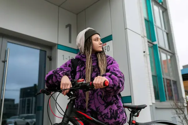 Європейська Стильна Жінка Їде Спортивному Велосипеді Навколо Міста — стокове фото