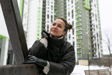 Yaşam tarzı konsepti, soğuk havada sokakta yürüyen genç bir kadın..