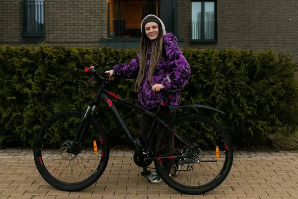 健康的生活方式概念 在城市环境中拿着自行车的女人带着恐惧和穿孔 — 图库照片