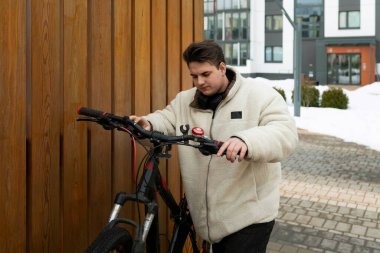 Spor konsepti, genç adam eğlence için bisiklete bindi..