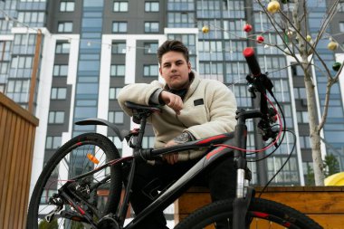 Yaşam tarzı konsepti, genç adam bisiklet sürerken durdu..