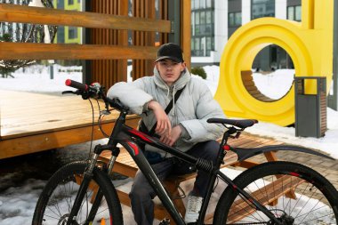 Kiralık bisiklet sürerken havanın tadını çıkaran Avrupalı bir adam.