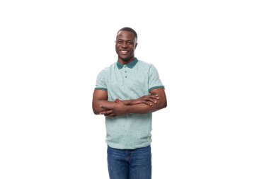 Genç, dost canlısı, kısa saçlı, yaz tişörtü giymiş ve beyaz arka planda fotokopi alanı olan kot pantolon giyen Amerikalı bir adam..