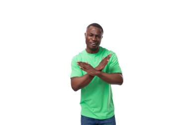 Kendine güvenen genç Amerikalı reklamcı yeşil tişört giymiş ve el kol hareketi yapıyor..