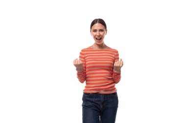 Turuncu ceket giymiş, siyah saçlı, beyaz, neşeli bir kadın aktif olarak el kol hareketi yapıyor..