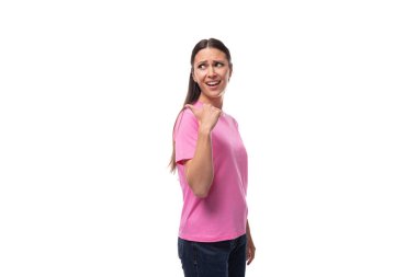 Pembe tişörtlü genç esmer kadın elini beyaz arka planda fotokopi alanı olan bir yere işaret ediyor..