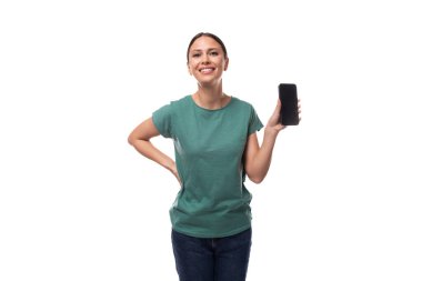 Tişörtlü çekici beyaz kadın akıllı telefon ekranını maketle gösteriyor..