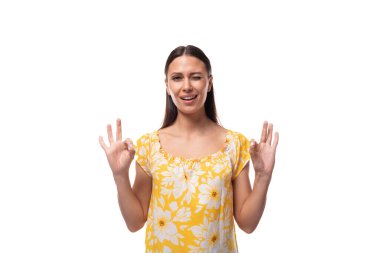 Avrupalı kendine güvenen esmer kadın, bol saçlı, beyaz arka planda sarı bir tişört giyen, fotokopi alanı olan..