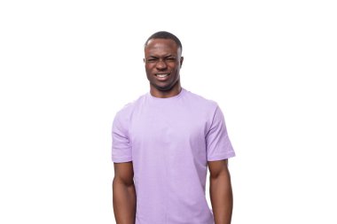 Genç yakışıklı Amerikalı adam beyaz bir arka planda şaşkınlıkla kameraya bakıyor..