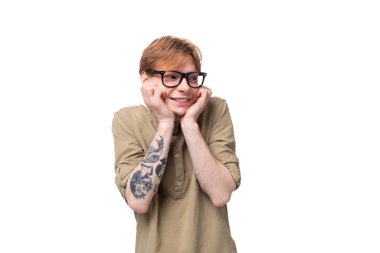 Beyaz arka planda kızıl saçlı beyaz bir genç..