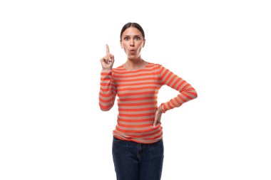 Siyah saçlı genç Avrupalı kadın işaret parmağını şaşkına çevirdi..