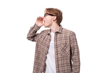 Gözlüklü, kızıl saçlı, genç ve çekici bir öğrenci bir sır söylüyor..