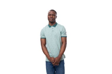 Kısa saçlı, naneli tişört ve kot giyen, dost canlısı bir Afrikalı..