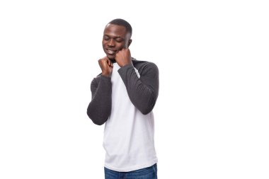 Uzun kollu kazak giymiş kısa saçlı genç bir Amerikalı 'nın portresi..