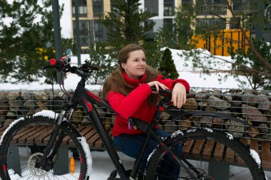 Aktif Avrupalı bir kadın bisiklet sürüyor..