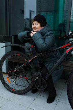 Yaşlı bir kadın bisikletle dışarı çıktı..