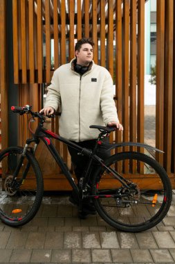 Hayat tarzı konsepti, sokakta bisiklet süren genç bir adam..