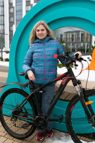 stock image A sporty woman likes to spend an active day off riding a bike.