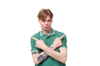 Yeşil tişört giymiş, kızıl saçlı, genç, beyaz bir adam, arka planda fotokopi alanı olan bir fikirden esinlenmiştir..