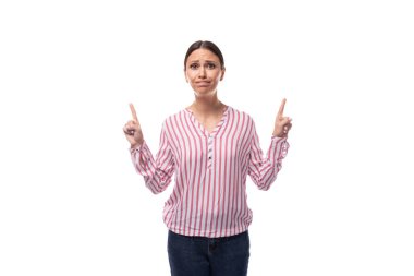 Genç, narin, bakımlı, esmer, lider kadın, at kuyruklu, çizgili bluz giymiş..