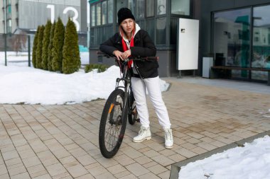 Bir kadın kışın yürüyüşe çıktı ve bisikletini de yanında götürdü..