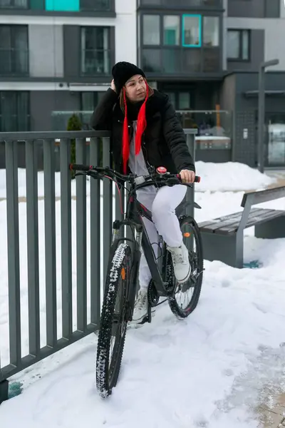 Kvinne Leide Sykkel Rundt Byen Vinteren – stockfoto