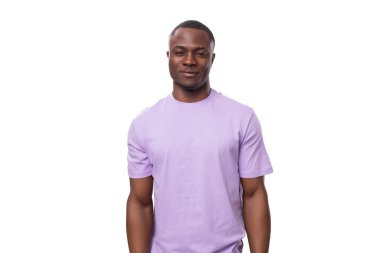 Beyaz arka planda, üzerinde fotokopi alanı olan pamuk tişört giymiş genç bir Amerikalı şaşırdı..