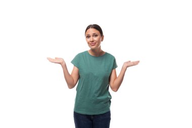 30 yaşında, ince Avrupalı esmer, at kuyruklu, yeşil tişörtlü bir kadın..