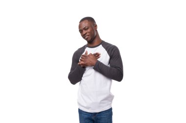 Kısa saçlı, beyaz arka planda sıradan bir süveter giymiş mütevazı, sevimli bir Amerikalı..