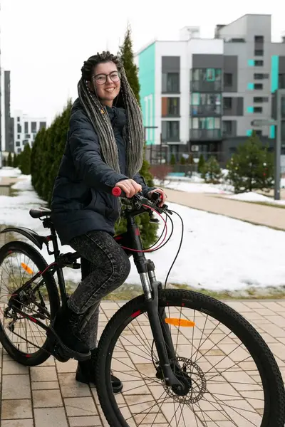 Uma Jovem Mulher Bonita Com Penteado Temido Monta Uma Bicicleta — Fotografia de Stock