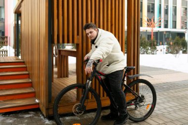 Yaşam tarzı konsepti, genç adam bisiklet sürerken durdu..