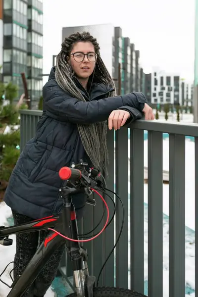 一个漂亮的年轻女子 留着可怕的发型 骑着租来的自行车 — 图库照片