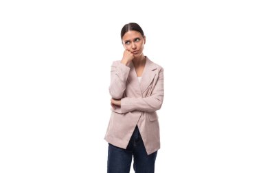 At kuyruklu, ceketli ve kot pantolonlu beyaz bir arka planda düşünceli genç, beyaz saçlı bir kadın..