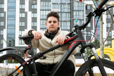 Yakışıklı bir delikanlı bisiklet sürerken dinlenmek için durdu..