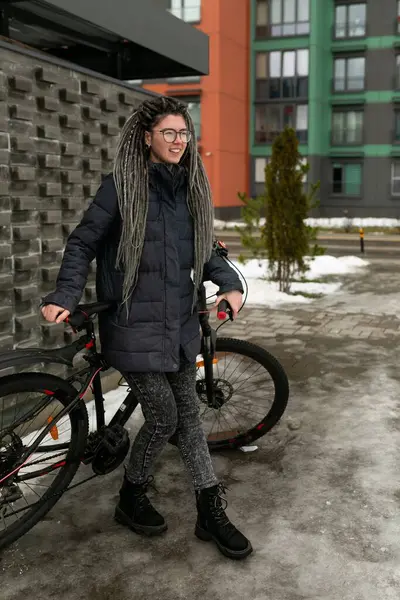 ライフスタイルのコンセプト 若い美しいヨーロッパの女性 暖かい冬のジャケットに乗って街の周り自転車に乗る — ストック写真