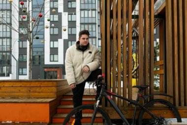 Genç Avrupalı bir adam bisiklet ile aktif zaman geçiriyor.