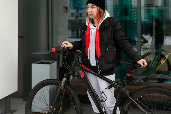 一个女人带着一辆租来的自行车走在外面 — 图库照片