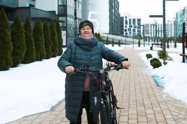 成熟的欧洲女人在冬天活动时间和骑自行车 — 图库照片