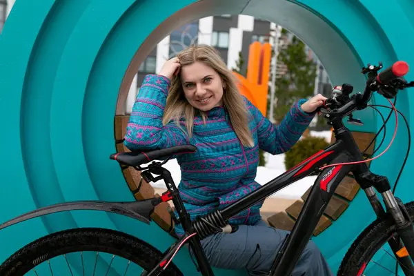 Kerékpárkölcsönzés Szőke Szünetet Tartott Miközben Biciklivel Sétált — Stock Fotó