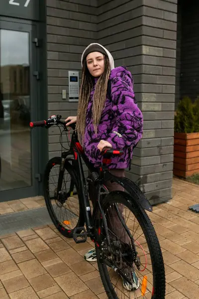 生活方式的概念 在城市环境中骑自行车走路的年轻妇女 — 图库照片