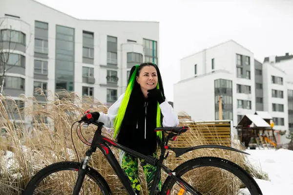 Жінка Стоїть Поруч Велосипедом Сніжному Середовищі Дивлячись Навколо Сніговий Ґрунт — стокове фото